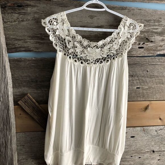CREAM/OFF White Lace Shoulder Top With Banded Bottom Plus Size 3X - Picture 3 of 3